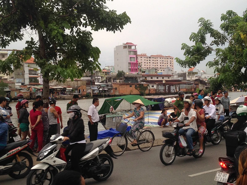 Vụ việc thu hút đông đảo người dân hiếu kỳ đến chứng kiến